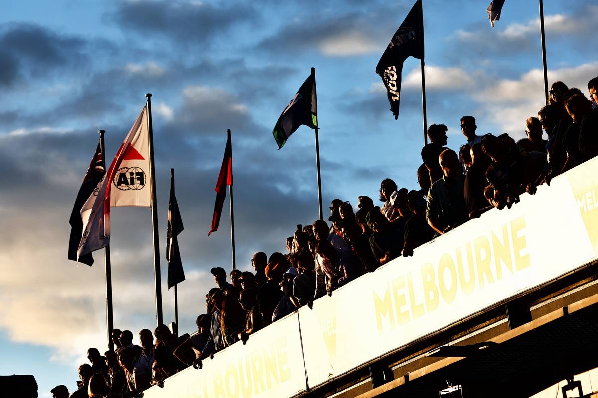 Circuit atmosphere - fans above the pit lane. 09.04.2022. Formula 1 World Championship, Rd 3, Australian Grand Prix, Albert Park, Melbourne