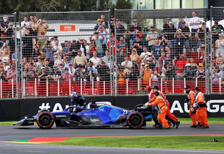 Alexander Albon (THA) Williams Racing FW44 stopped on track during qualifying. 09.04.2022. Formula 1 World Championship, Rd 3, Australian Grand Prix, Albert Park, Melbourne