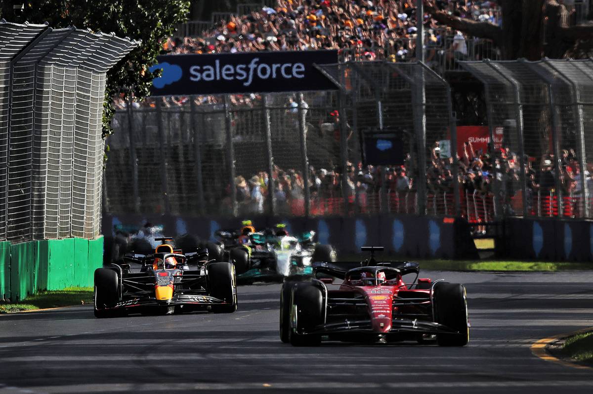 Charles Leclerc (MON) Ferrari F1-75 leads at the start of the race. 10.04.2022. Formula 1 World Championship, Rd 3, Australian Grand Prix, Albert Park, Melbourne
