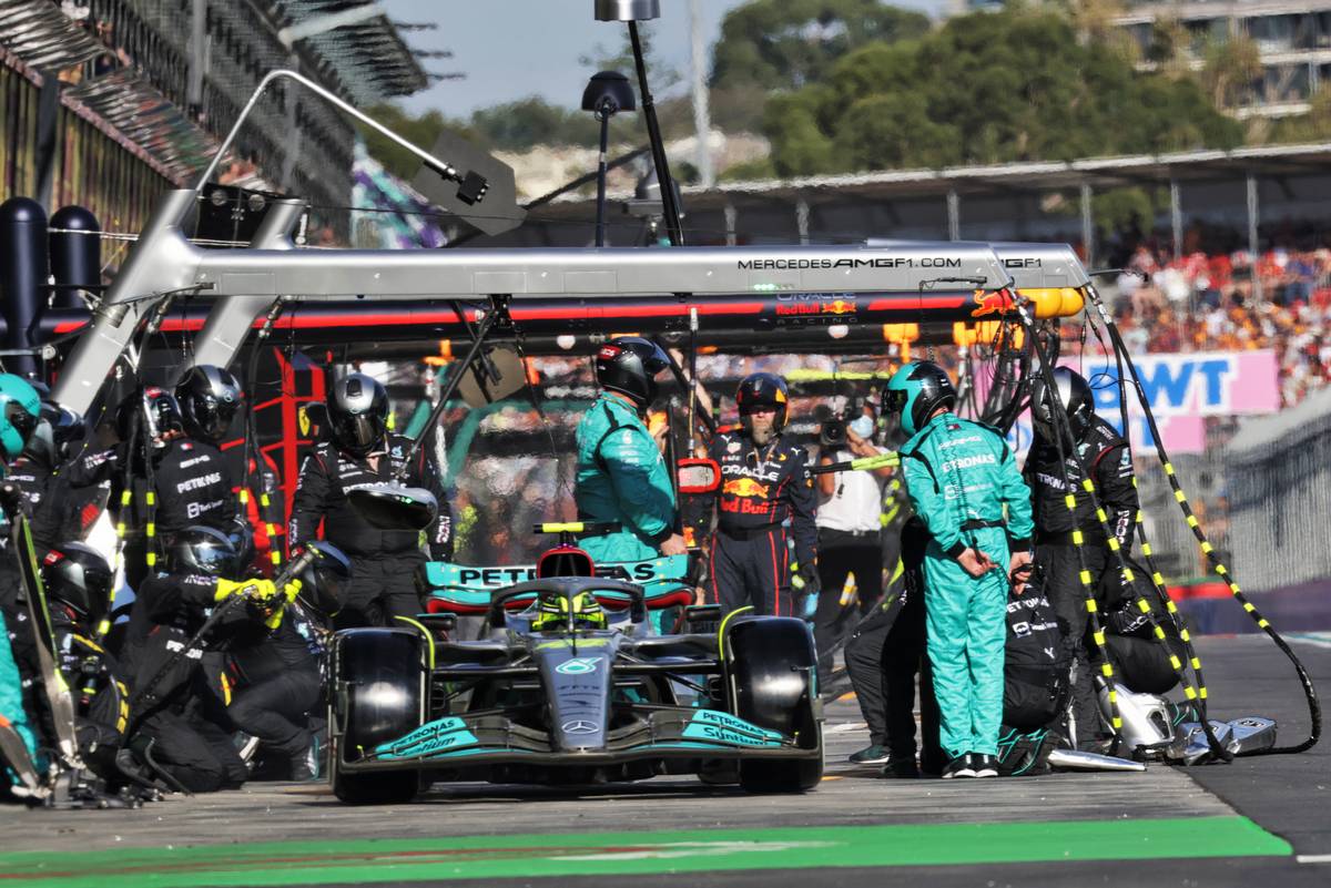 Lewis Hamilton (GBR) Mercedes AMG F1 W13 makes a pit stop. 10.04.2022. Formula 1 World Championship, Rd 3, Australian Grand Prix, Albert Park, Melbourne
