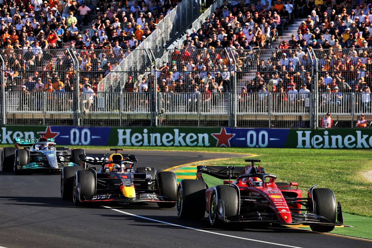 Charles Leclerc (MON) Ferrari F1-75 and Max Verstappen (NLD) Red Bull Racing RB18 battle for the lead of the race. 10.04.2022. Formula 1 World Championship, Rd 3, Australian Grand Prix, Albert Park, Melbourne