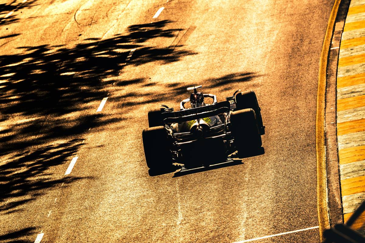 Lewis Hamilton (GBR) Mercedes AMG F1 W13. 10.04.2022. Formula 1 World Championship, Rd 3, Australian Grand Prix, Albert Park, Melbourne