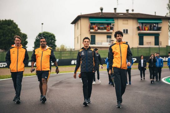 Lando Norris (GBR) McLaren walks the circuit with the team.
21.04.2022. Formula 1 World Championship, Rd 4, Emilia Romagna Grand Prix, Imola, Italy, Preparation Day.
- www.xpbimages.com, EMail: requests@xpbimages.com © Copyright: Bearne / XPB Images