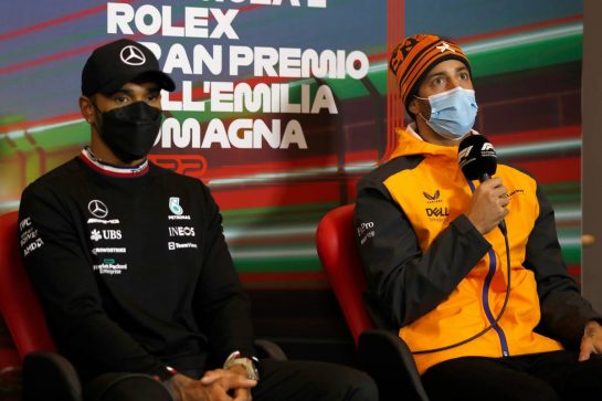 (L to R): Lewis Hamilton (GBR) Mercedes AMG F1 and Daniel Ricciardo (AUS) McLaren in the FIA Press Conference.
22.04.2022. Formula 1 World Championship, Rd 4, Emilia Romagna Grand Prix, Imola, Italy, Qualifying Day.
- www.xpbimages.com, EMail: requests@xpbimages.com © Copyright: XPB Images