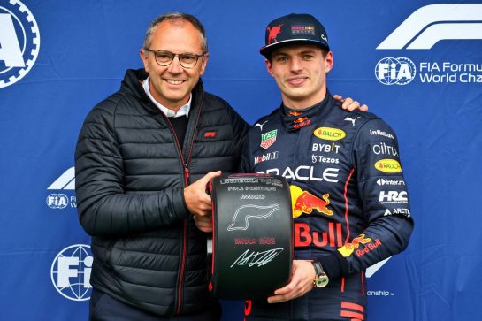 Max Verstappen (NLD) Red Bull Racing (Right) receives the Pirelli Pole Position Award from Stefano Domenicali (ITA) Formula One President and CEO.
22.04.2022. Formula 1 World Championship, Rd 4, Emilia Romagna Grand Prix, Imola, Italy, Qualifying Day.
- www.xpbimages.com, EMail: requests@xpbimages.com © Copyright: Batchelor / XPB Images