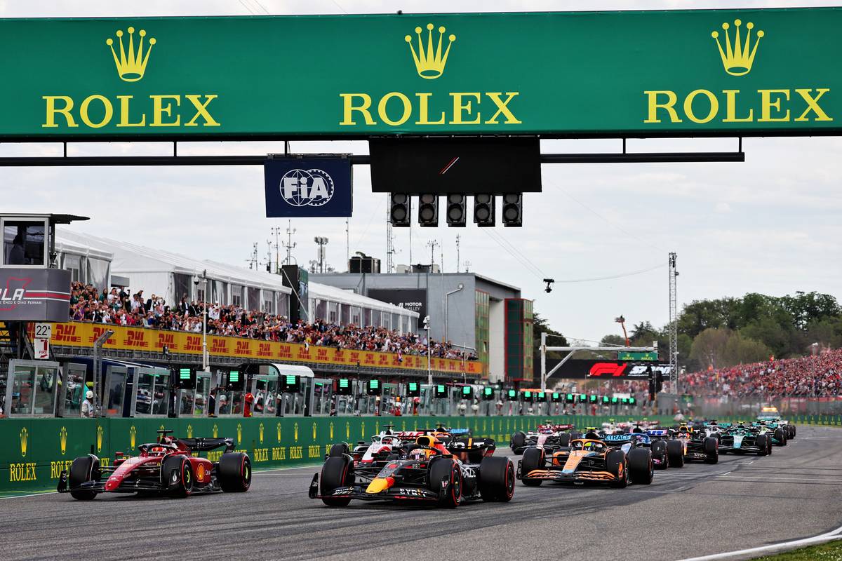 Max Verstappen (NLD) Red Bull Racing RB18 leads Charles Leclerc (MON) Ferrari F1-75 at the start of the race. 23.04.2022. Formula 1 World Championship, Rd 4, Emilia Romagna Grand Prix, Imola, Italy, Sprint 