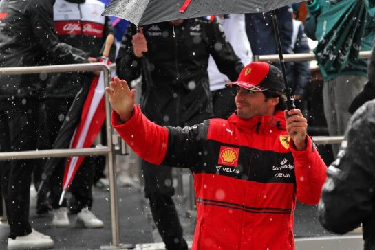Carlos Sainz Jr (ESP) Ferrari on the drivers parade.
24.04.2022. Formula 1 World Championship, Rd 4, Emilia Romagna Grand Prix, Imola, Italy, Race Day.
- www.xpbimages.com, EMail: requests@xpbimages.com © Copyright: Bearne / XPB Images