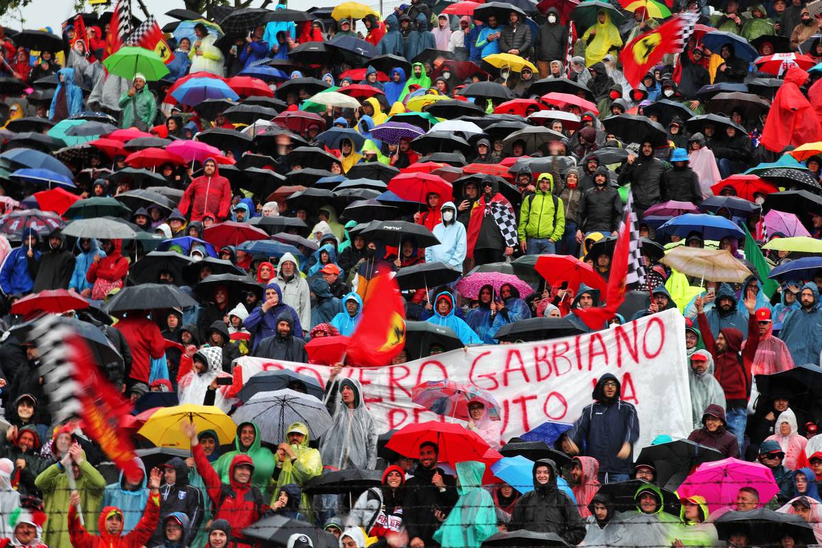Circuit atmosphere - fans in the grandstand. 24.04.2022. Formula 1 World Championship, Rd 4, Emilia Romagna Grand Prix, Imola, Italy, Race