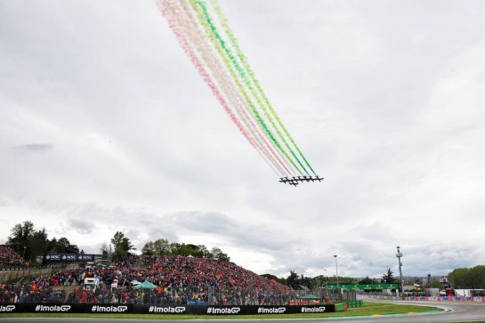 Grid atmosphere - Air Force flyover.
24.04.2022. Formula 1 World Championship, Rd 4, Emilia Romagna Grand Prix, Imola, Italy, Race Day.
- www.xpbimages.com, EMail: requests@xpbimages.com © Copyright: Bearne / XPB Images