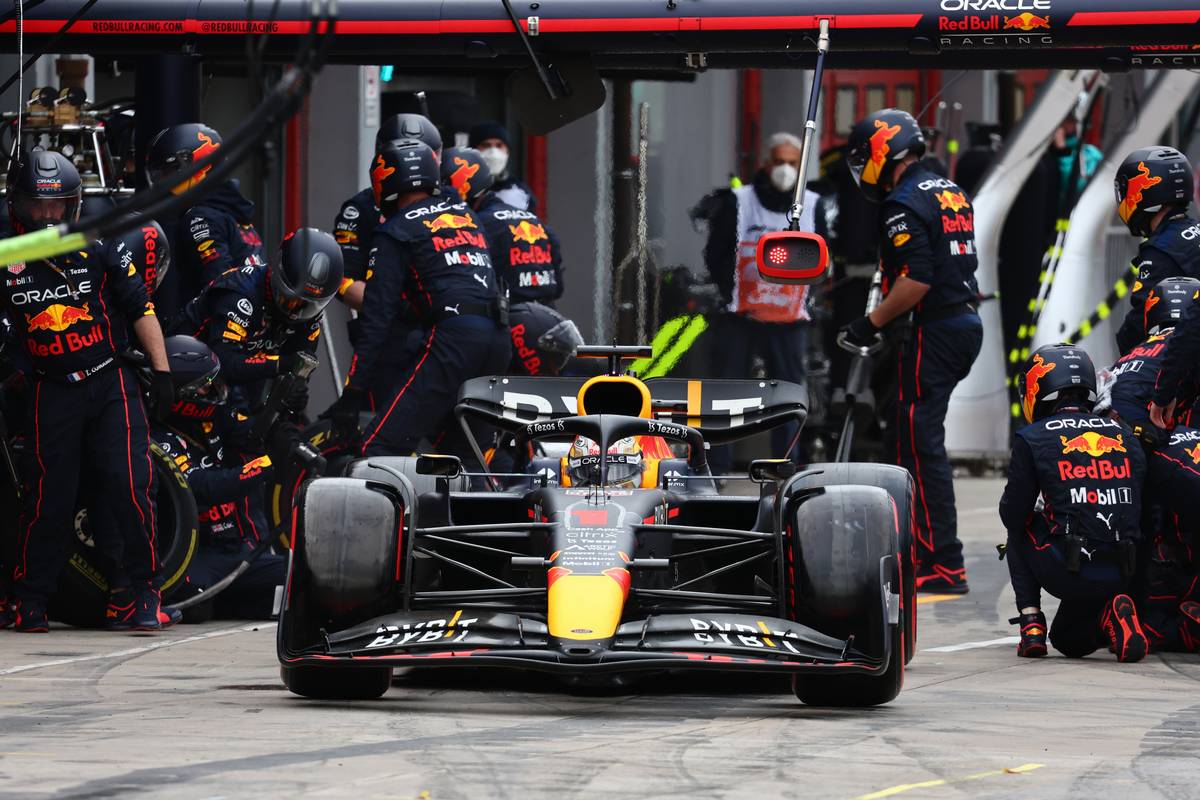 Max Verstappen (NLD) Red Bull Racing RB18 pit stop. 24.04.2022. Formula 1 World Championship, Rd 4, Emilia Romagna Grand Prix, Imola, Italy, Race
