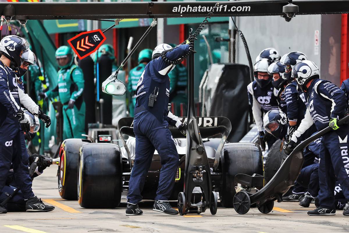 Pierre Gasly (FRA) AlphaTauri AT03 makes a pit stop. 24.04.2022. Formula 1 World Championship, Rd 4, Emilia Romagna Grand Prix, Imola, Italy, Race