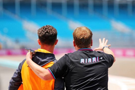 (L to R): Lando Norris (GBR) McLaren walks the circuit with James Corden (GBR) Actor.
05.05.2022. Formula 1 World Championship, Rd 5, Miami Grand Prix, Miami, Florida, USA, Preparation Day.
- www.xpbimages.com, EMail: requests@xpbimages.com © Copyright: Rew / XPB Images