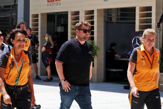 James Corden (GBR) Actor with Sophie Ogg (GBR) McLaren Communications Director (Right).
06.05.2022. Formula 1 World Championship, Rd 5, Miami Grand Prix, Miami, Florida, USA, Practice Day.
- www.xpbimages.com, EMail: requests@xpbimages.com © Copyright: Bearne / XPB Images