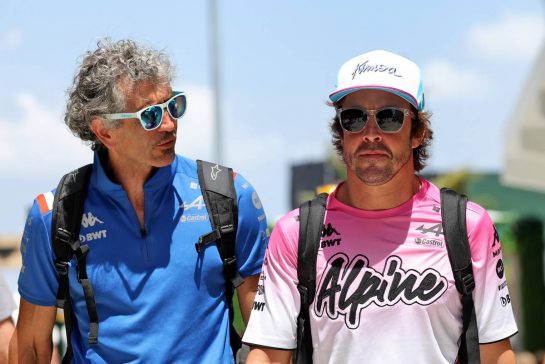 (L to R): Edoardo Bendinelli (ITA) Alpine F1 Team Personal Trainer with Fernando Alonso (ESP) Alpine F1 Team.
06.05.2022. Formula 1 World Championship, Rd 5, Miami Grand Prix, Miami, Florida, USA, Practice Day.
- www.xpbimages.com, EMail: requests@xpbimages.com © Copyright: Bearne / XPB Images