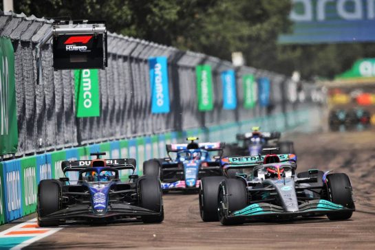 (L to R): Alexander Albon (THA) Williams Racing FW44 and George Russell (GBR) Mercedes AMG F1 W13 battle for position.
08.05.2022. Formula 1 World Championship, Rd 5, Miami Grand Prix, Miami, Florida, USA, Race Day.
- www.xpbimages.com, EMail: requests@xpbimages.com © Copyright: Coates / XPB Images