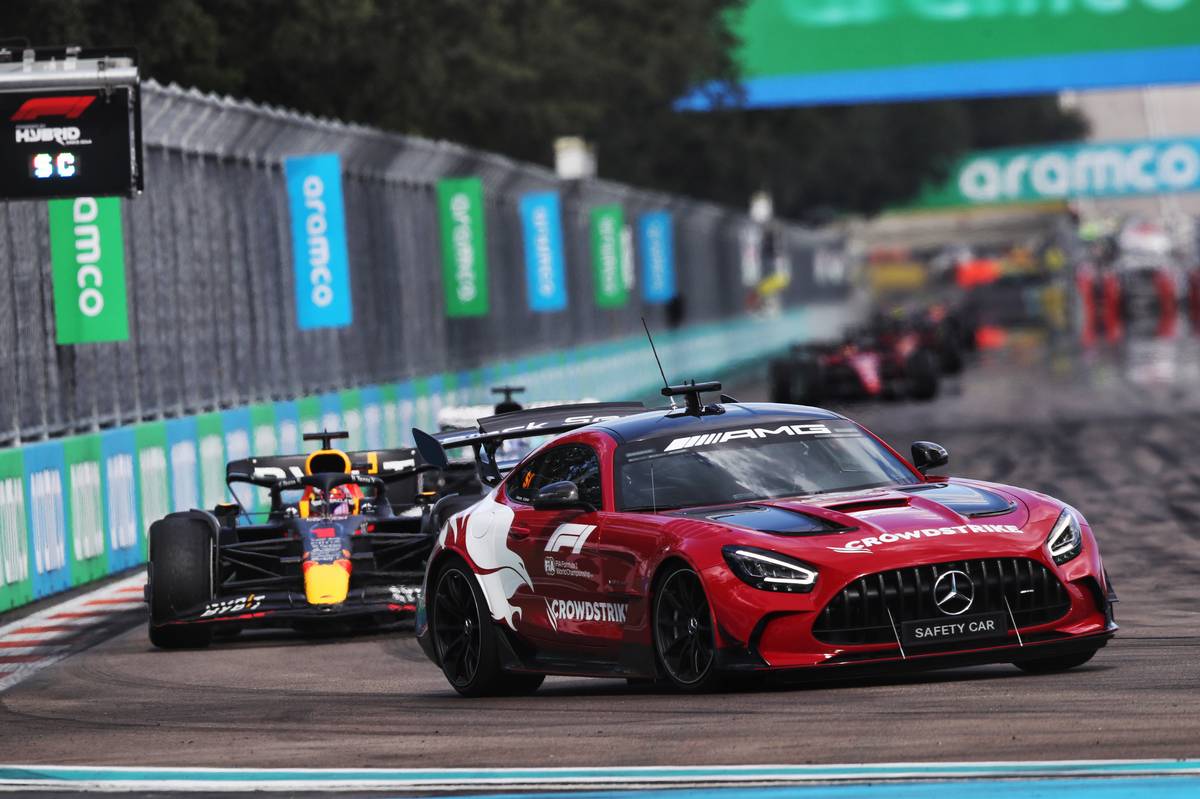 Max Verstappen (NLD) Red Bull Racing RB18 leads behind the Mercedes Benz FIA Safety Car. 08.05.2022. Formula 1 World Championship, Rd 5, Miami Grand Prix, Miami, Florida, USA, Race