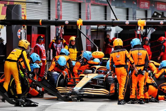 Lando Norris (GBR) McLaren MCL36 makes a pit stop.
08.05.2022. Formula 1 World Championship, Rd 5, Miami Grand Prix, Miami, Florida, USA, Race Day.
- www.xpbimages.com, EMail: requests@xpbimages.com © Copyright: Batchelor / XPB Images