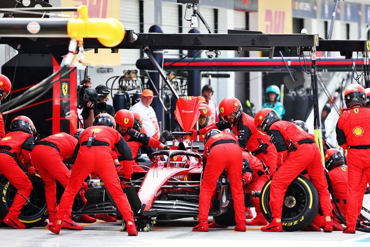 Charles Leclerc (MON) Ferrari F1-75 makes a pit stop. 08.05.2022. Formula 1 World Championship, Rd 5, Miami Grand Prix, Miami, Florida, USA, Race