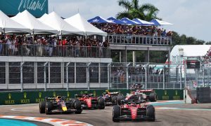 Charles Leclerc (MON) Ferrari F1-75 leads at the start of the race. 08.05.2022. Formula 1 World Championship, Rd 5, Miami Grand Prix, Miami, Florida, USA, Race