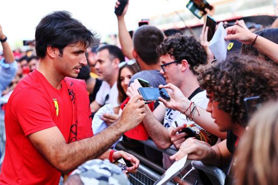 Carlos Sainz Jr (ESP) Ferrari signs autographs for the fans.
19.05.2022. Formula 1 World Championship, Rd 6, Spanish Grand Prix, Barcelona, Spain, Preparation Day.
- www.xpbimages.com, EMail: requests@xpbimages.com © Copyright: Batchelor / XPB Images