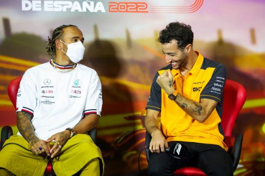 (L to R): Lewis Hamilton (GBR) Mercedes AMG F1 and Daniel Ricciardo (AUS) McLaren in the FIA Press Conference.
20.05.2022 Formula 1 World Championship, Rd 6, Spanish Grand Prix, Barcelona, Spain, Practice Day.
- www.xpbimages.com, EMail: requests@xpbimages.com © Copyright: XPB Images