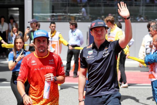 (L to R): Fernando Alonso (ESP) Alpine F1 Team and Max Verstappen (NLD) Red Bull Racing on the drivers parade.
22.05.2022. Formula 1 World Championship, Rd 6, Spanish Grand Prix, Barcelona, Spain, Race Day.
 - www.xpbimages.com, EMail: requests@xpbimages.com © Copyright: Coates / XPB Images