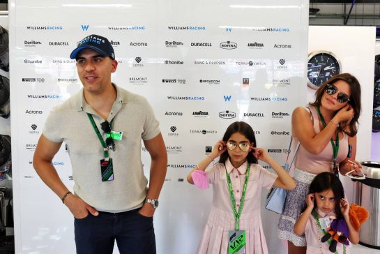 Pastor Maldonado (VEN) and family - guest of Williams Racing.
22.05.2022. Formula 1 World Championship, Rd 6, Spanish Grand Prix, Barcelona, Spain, Race Day.
- www.xpbimages.com, EMail: requests@xpbimages.com © Copyright: Bearne / XPB Images
