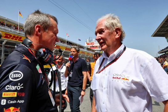 (L to R): Paul Monaghan (GBR) Red Bull Racing Chief Engineer with Dr Helmut Marko (AUT) Red Bull Motorsport Consultant on the grid.
22.05.2022. Formula 1 World Championship, Rd 6, Spanish Grand Prix, Barcelona, Spain, Race Day.
- www.xpbimages.com, EMail: requests@xpbimages.com © Copyright: Batchelor / XPB Images