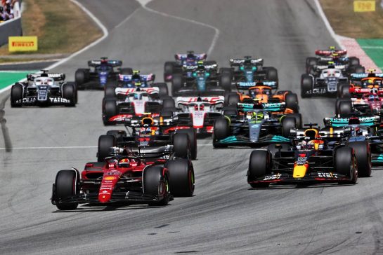 Charles Leclerc (MON) Ferrari F1-75 leads Max Verstappen (NLD) Red Bull Racing RB18 at the start of the race.
22.05.2022. Formula 1 World Championship, Rd 6, Spanish Grand Prix, Barcelona, Spain, Race Day.
- www.xpbimages.com, EMail: requests@xpbimages.com © Copyright: Charniaux / XPB Images