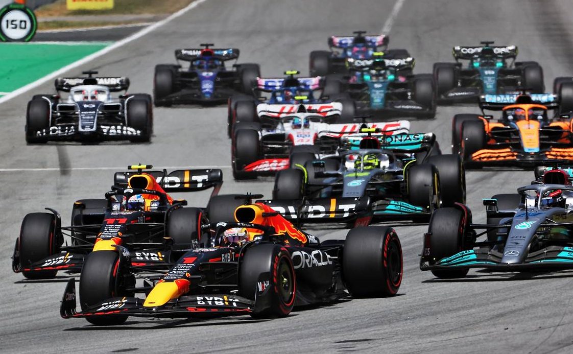 Max Verstappen (NLD) Red Bull Racing RB18 at the start of the race. 22.05.2022. Formula 1 World Championship, Rd 6, Spanish Grand Prix, Barcelona, Spain, Race