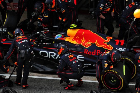 Sergio Perez (MEX) Red Bull Racing RB18 makes a pit stop.
22.05.2022. Formula 1 World Championship, Rd 6, Spanish Grand Prix, Barcelona, Spain, Race Day.
 - www.xpbimages.com, EMail: requests@xpbimages.com © Copyright: Coates / XPB Images