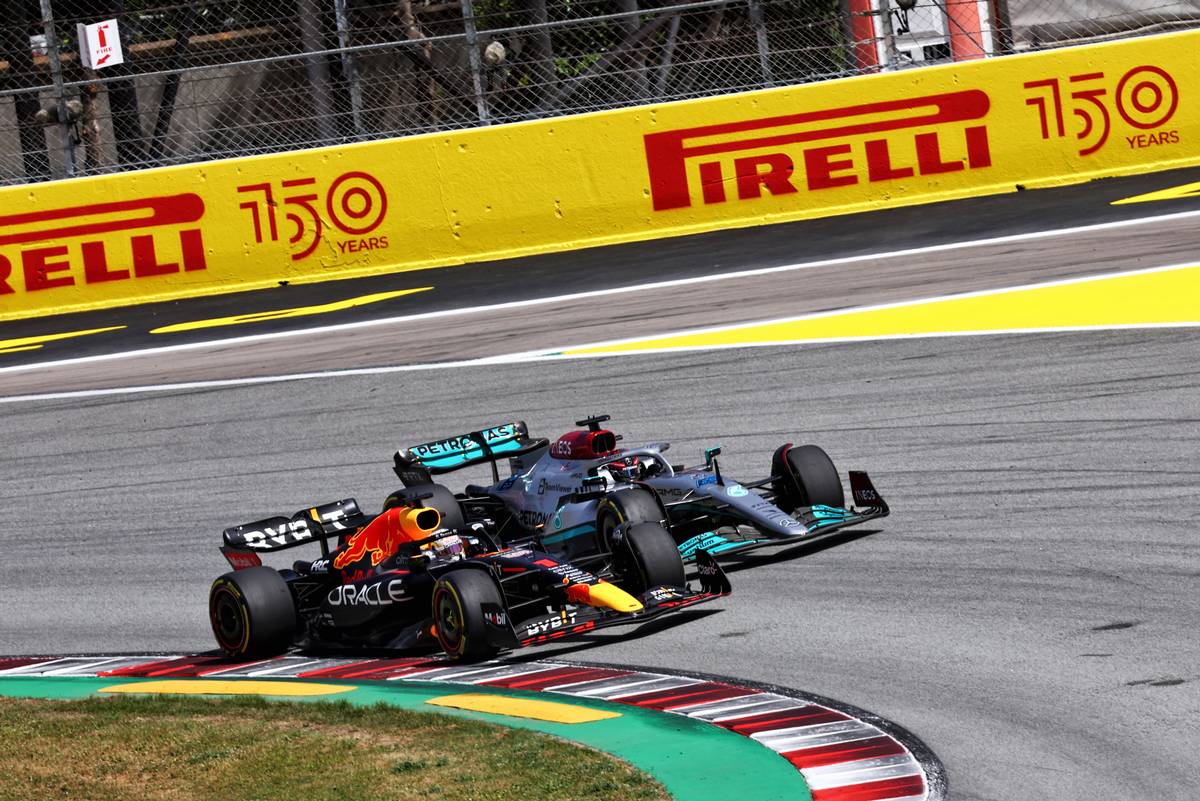Max Verstappen (NLD) Red Bull Racing RB18 and George Russell (GBR) Mercedes AMG F1 W13 battle for position. 22.05.2022. Formula 1 World Championship, Rd 6, Spanish Grand Prix, Barcelona, Spain, Race