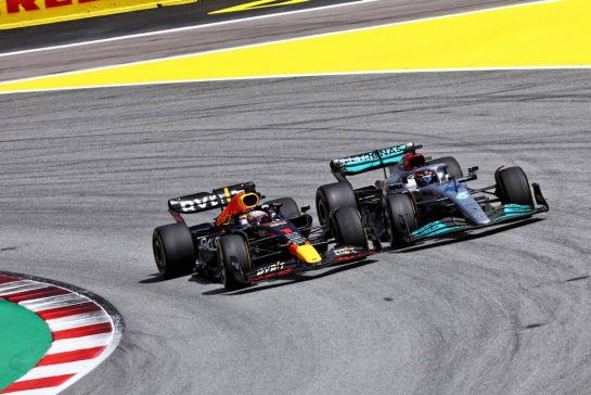 Max Verstappen (NLD) Red Bull Racing RB18 and George Russell (GBR) Mercedes AMG F1 W13 battle for position.
22.05.2022. Formula 1 World Championship, Rd 6, Spanish Grand Prix, Barcelona, Spain, Race Day.
- www.xpbimages.com, EMail: requests@xpbimages.com © Copyright: Batchelor / XPB Images