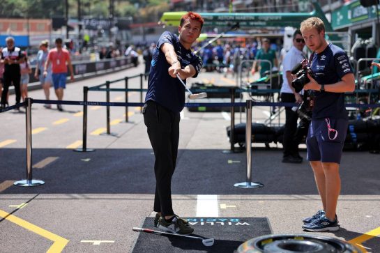 Alexander Albon (THA) Williams Racing plays golf in the pits.
26.05.2022. Formula 1 World Championship, Rd 7, Monaco Grand Prix, Monte Carlo, Monaco, Practice Day.
- www.xpbimages.com, EMail: requests@xpbimages.com © Copyright: Bearne / XPB Images