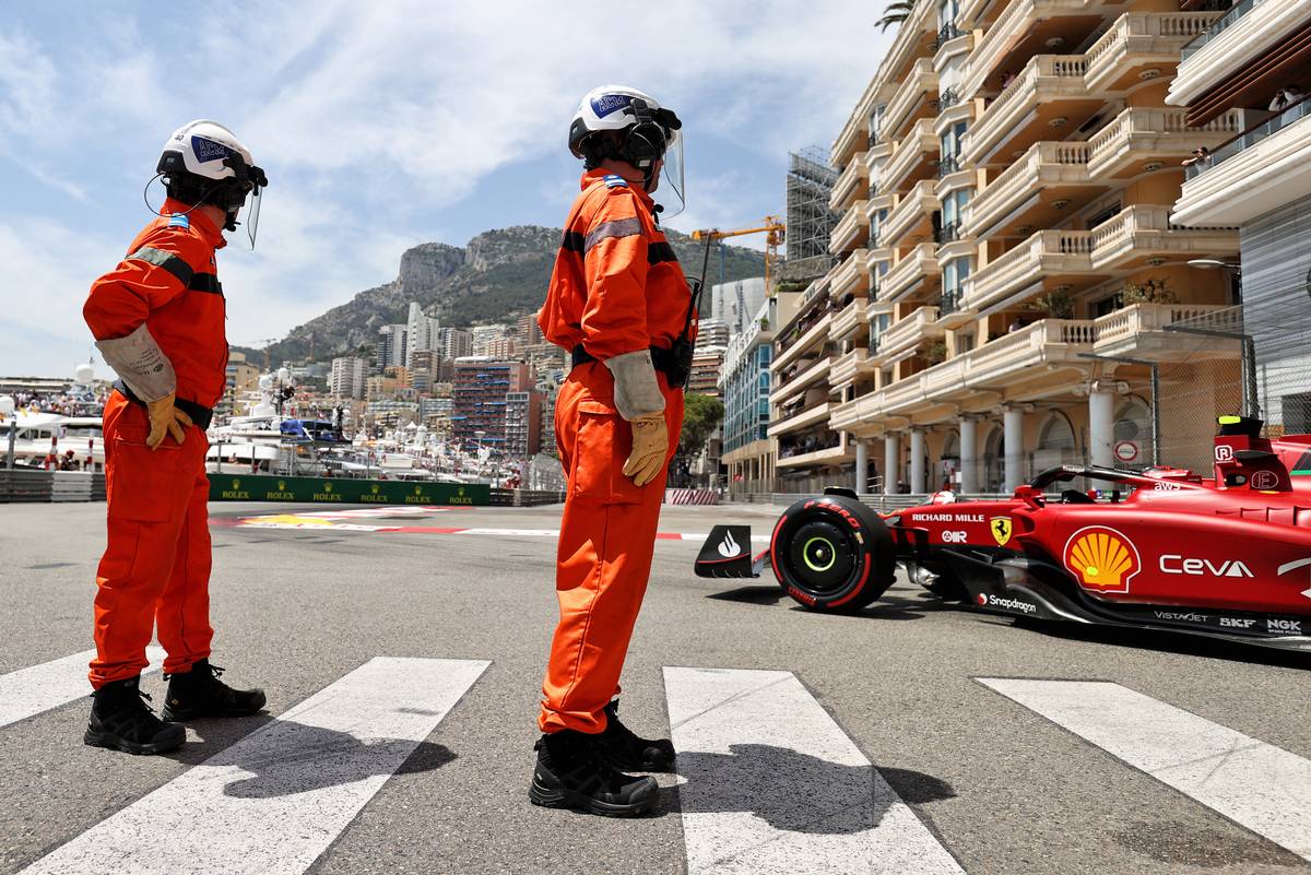 Carlos Sainz Jr (ESP) Ferrari F1-75 watched by marshals. 28.05.2022. Formula 1 World Championship, Rd 7, Monaco Grand Prix, Monte Carlo, Monaco, Qualifying