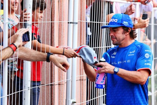 Fernando Alonso (ESP) Alpine F1 Team with fans.
29.05.2022. Formula 1 World Championship, Rd 7, Monaco Grand Prix, Monte Carlo, Monaco, Race Day.
- www.xpbimages.com, EMail: requests@xpbimages.com © Copyright: Batchelor / XPB Images