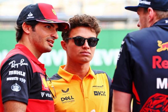 (L to R): Carlos Sainz Jr (ESP) Ferrari with Lando Norris (GBR) McLaren and Max Verstappen (NLD) Red Bull Racing on the drivers parade.
29.05.2022. Formula 1 World Championship, Rd 7, Monaco Grand Prix, Monte Carlo, Monaco, Race Day.
- www.xpbimages.com, EMail: requests@xpbimages.com © Copyright: Batchelor / XPB Images