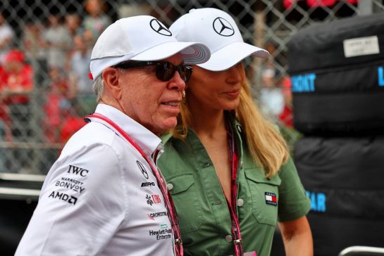 Tommy Hilfiger (USA) with wife Dee Hilfiger (USA) on the grid.
29.05.2022. Formula 1 World Championship, Rd 7, Monaco Grand Prix, Monte Carlo, Monaco, Race Day.
- www.xpbimages.com, EMail: requests@xpbimages.com © Copyright: Batchelor / XPB Images
