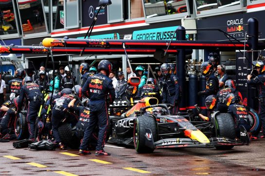 Sergio Perez (MEX) Red Bull Racing RB18 makes a pit stop.
29.05.2022. Formula 1 World Championship, Rd 7, Monaco Grand Prix, Monte Carlo, Monaco, Race Day.
- www.xpbimages.com, EMail: requests@xpbimages.com © Copyright: Batchelor / XPB Images