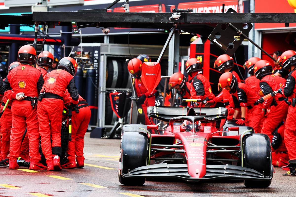 Carlos Sainz Jr (ESP) Ferrari F1-75 makes a pit stop. 29.05.2022. Formula 1 World Championship, Rd 7, Monaco Grand Prix, Monte Carlo, Monaco, Race