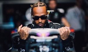 Hamilton 'ignoring the negatives' as Mercedes team unites