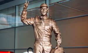 McLaren unveils bronze tribute to Niki Lauda