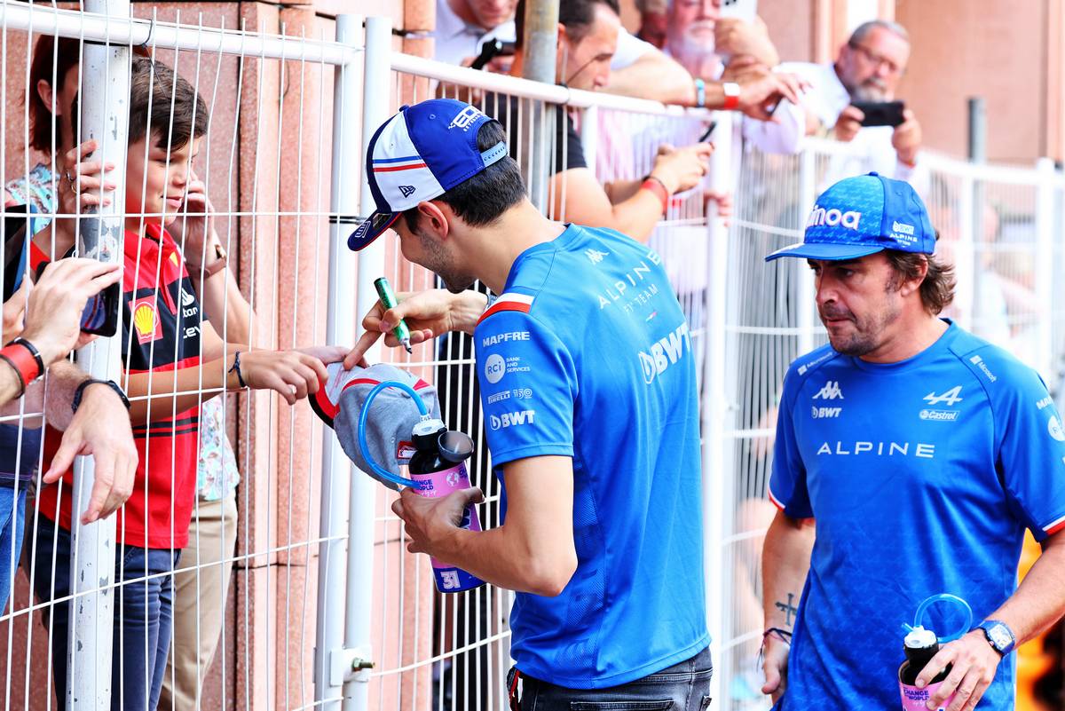 Esteban Ocon (FRA) Alpine F1 Team and Fernando Alonso (ESP) Alpine F1 Team with fans. 29.05.2022. Formula 1 World Championship, Rd 7, Monaco Grand Prix, Monte Carlo, Monaco, Race