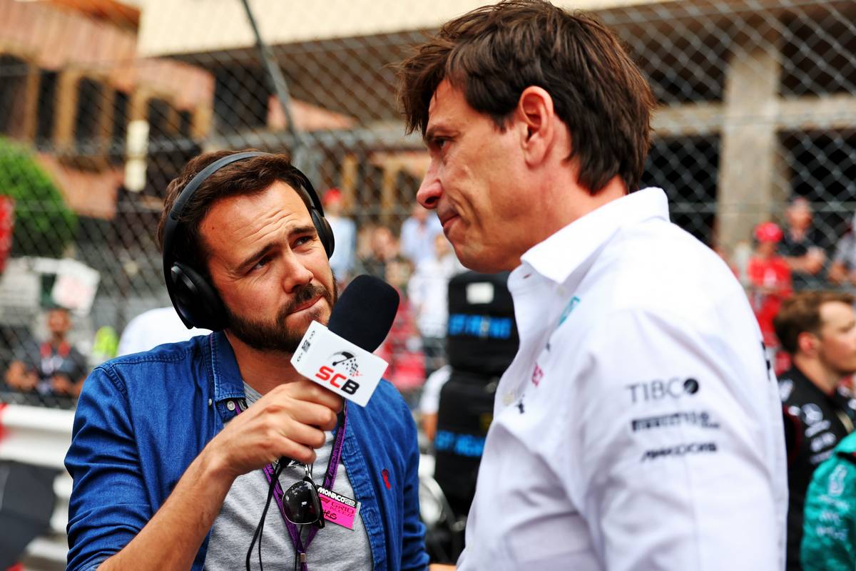 Chris Medland (GBR) Journalist with Toto Wolff (GER) Mercedes AMG F1 Shareholder and Executive Director on the grid. 29.05.2022. Formula 1 World Championship, Rd 7, Monaco Grand Prix, Monte Carlo, Monaco, Race