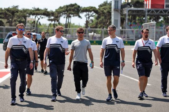 Pierre Gasly (FRA) AlphaTauri walks the circuit with the team.
09.06.2022. Formula 1 World Championship, Rd 8, Azerbaijan Grand Prix, Baku Street Circuit, Azerbaijan, Preparation Day.
- www.xpbimages.com, EMail: requests@xpbimages.com © Copyright: Bearne / XPB Images