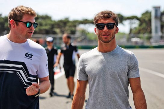 Pierre Gasly (FRA) AlphaTauri walks the circuit with the team.
09.06.2022. Formula 1 World Championship, Rd 8, Azerbaijan Grand Prix, Baku Street Circuit, Azerbaijan, Preparation Day.
- www.xpbimages.com, EMail: requests@xpbimages.com © Copyright: Bearne / XPB Images