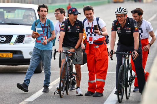 Sergio Perez (MEX) Red Bull Racing with fans.
09.06.2022. Formula 1 World Championship, Rd 8, Azerbaijan Grand Prix, Baku Street Circuit, Azerbaijan, Preparation Day.
- www.xpbimages.com, EMail: requests@xpbimages.com © Copyright: Batchelor / XPB Images