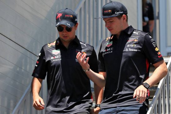 (L to R): Sergio Perez (MEX) Red Bull Racing with team mate Max Verstappen (NLD) Red Bull Racing.
11.06.2022. Formula 1 World Championship, Rd 8, Azerbaijan Grand Prix, Baku Street Circuit, Azerbaijan, Qualifying Day.
 - www.xpbimages.com, EMail: requests@xpbimages.com © Copyright: Coates / XPB Images
