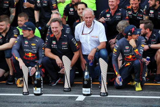 Christian Horner (GBR) Red Bull Racing Team Principal; Dr Helmut Marko (AUT) Red Bull Motorsport Consultant; and the team celebrates a 1-2 finish for Max Verstappen (NLD) Red Bull Racing and Sergio Perez (MEX) Red Bull Racing.
12.06.2022. Formula 1 World Championship, Rd 8, Azerbaijan Grand Prix, Baku Street Circuit, Azerbaijan, Race Day.
 - www.xpbimages.com, EMail: requests@xpbimages.com © Copyright: Coates / XPB Images