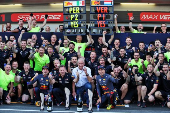 Christian Horner (GBR) Red Bull Racing Team Principal; Dr Helmut Marko (AUT) Red Bull Motorsport Consultant; and the team celebrates a 1-2 finish for Max Verstappen (NLD) Red Bull Racing and Sergio Perez (MEX) Red Bull Racing.
12.06.2022. Formula 1 World Championship, Rd 8, Azerbaijan Grand Prix, Baku Street Circuit, Azerbaijan, Race Day.
 - www.xpbimages.com, EMail: requests@xpbimages.com © Copyright: Coates / XPB Images